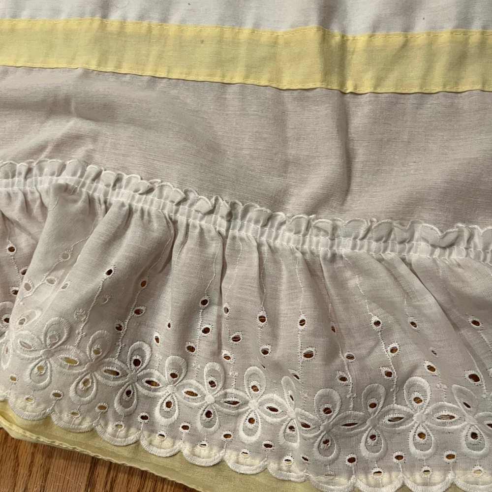 Vintage white ruffled eyelet curtains w pale yellow trim - Picture 16 of 16